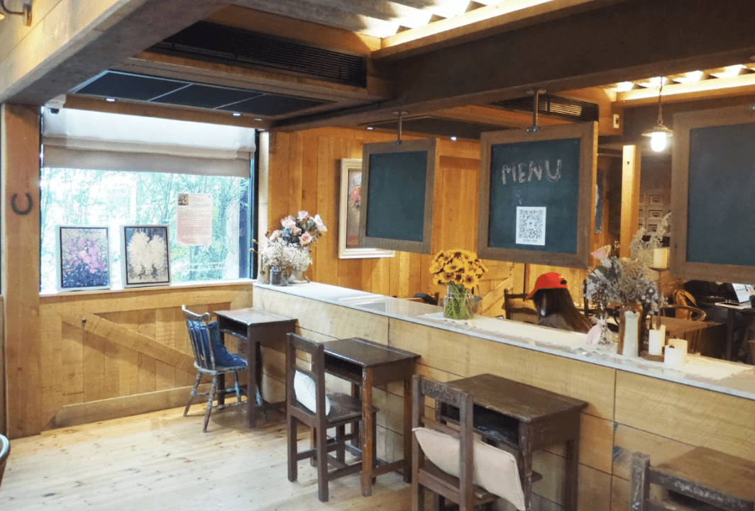 พื้นที่ทำงานพาร์ทเนอร์ Hungry Brown Cafe ที่สนามเป้า กรุงเทพฯ