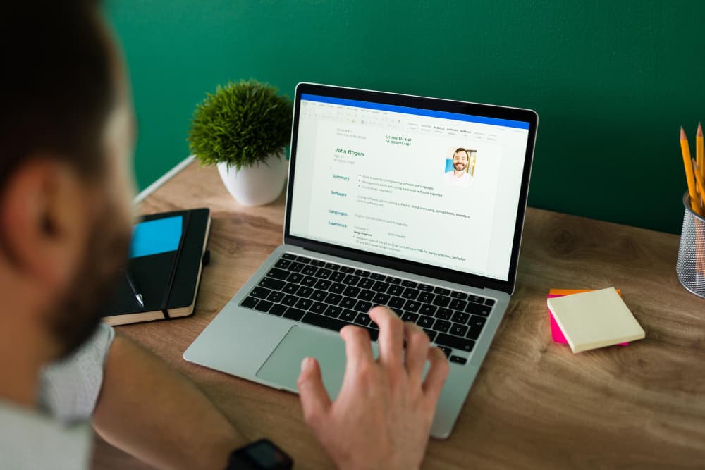 สร้างเรซูเม่มืออาชีพให้โดดเด่น: เพิ่มโอกาสได้งานกับ Jobcadu Resume Builder