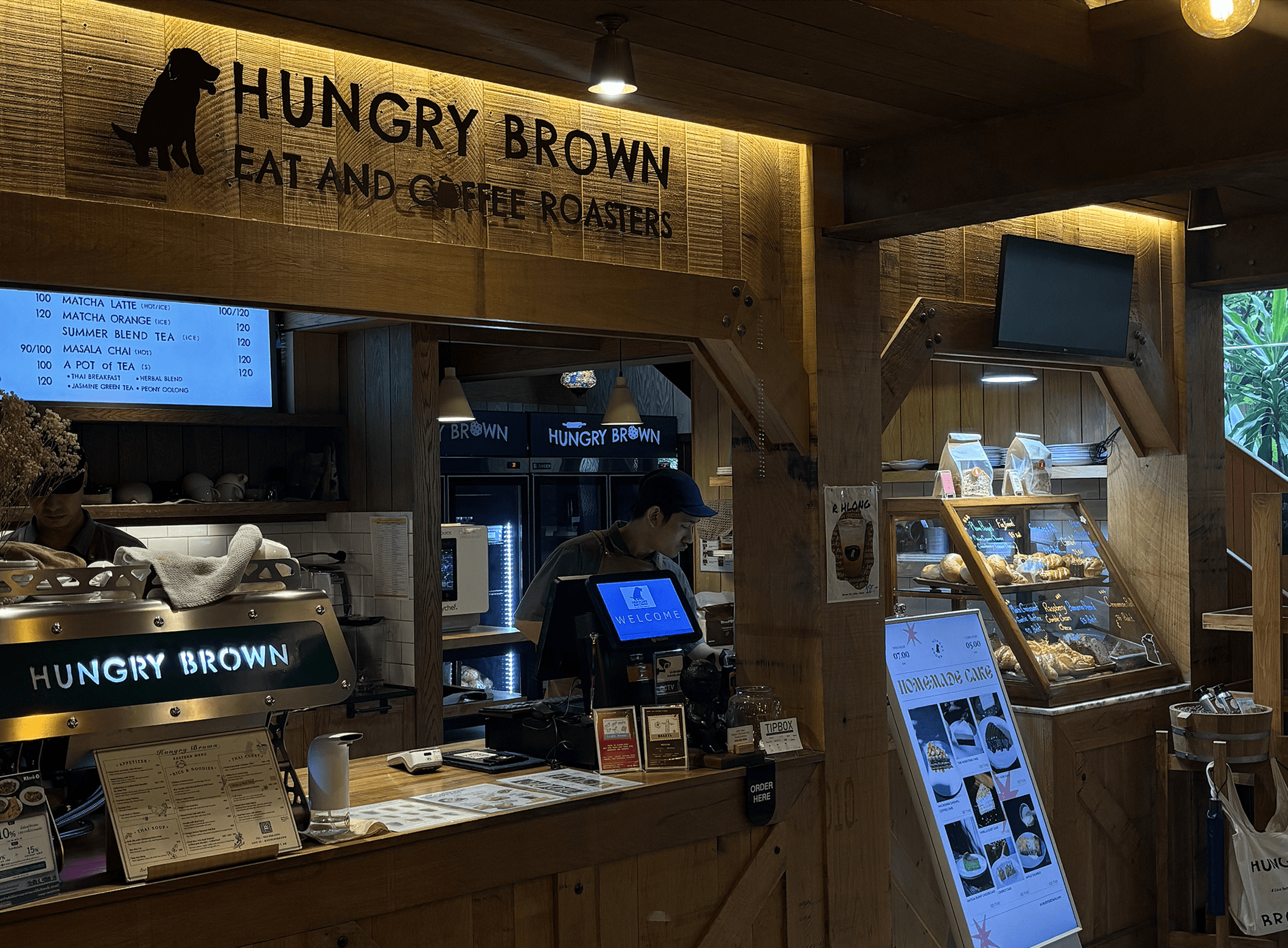 พื้นที่ทำงานพาร์ทเนอร์ Hungry Brown Cafe ที่สนามเป้า กรุงเทพฯ